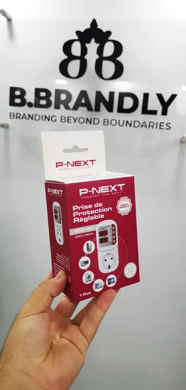 Boîte P-NEXT imprimée tenue en main devant le logo B.BRANDLY
